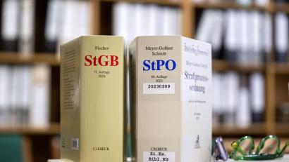 Symbolbild: Monika Skolimowska/dpa
Mit dem Strafgesetz in Konflikt geriet ein nicht vorbestrafter Mann aus dem Landkreis Tirschenreuth, weil er illegale Drogen im Internet bestellt hat.