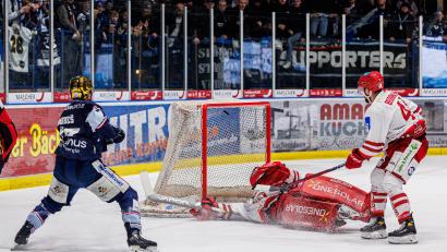 Archivbild: Werner Moller
Eiskalt im Abschluss: Devils-Kapitän Tomas Rubes (links, Szene aus dem Spiel gegen Landshut) trifft hier zum 4:2. Am Entscheidungswochenende geht es für die Weidener nun noch gegen die Kassel Huskies und die Ravensburg Towerstars.