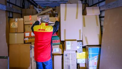 Bild: Patrick Pleul/dpa
Derzeit dürften sich die Pakete in so gut wie allen Paketzentren des Logistikers DHL stauen, da es Warnstreiks gibt.
