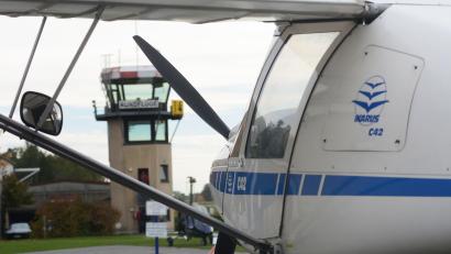 Archivbild: Gabi Schönberger
Vereine, eine Flugschule und manche Firmen nutzen den Flugplatz Latsch. Anwohnern stören sich am Lärm durch die Flieger. Und die Stadt macht als Besitzerin Verluste. Für alle Seiten eine Lösung zu finden, ist äußerst komplex.