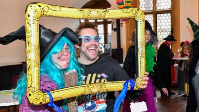 Bild: Petra Hartl
Verrückt, verrückter, Weiberfasching in Amberg: Die Hexen stürmen am Donnerstag das Rathaus, erwartet wurden sie von Selfie-Point Matthias Schöberl.