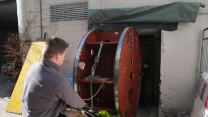 Bild: Uschold/Klinikum  
Um den tonnenschweren Linearbeschleuniger entfernen zu können, musste eine 1.20 Meter dicke Wand durchbrochen werden.