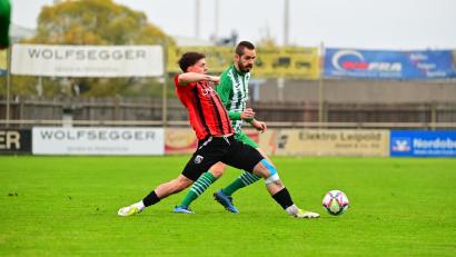 Bild: Thomas Schrems
Der SV Mitterteich muss in den ersten beiden Restrundenspielen auf seinen gesperrten Stürmer Marco Kießling (rechts) verzichten. Auf dem Weg zum direkten Klassenerhalt soll dieser Ausfall aber kein größeres Hindernis sein.