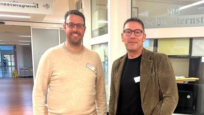 Bild: Felix Haas/exb
Marco Pajonik (rechts) ist neuer Bereichsleiter Pflegequalität. Pflegedirektor Alexander Ebert begrüßt ihn an der Asklepios-Klinik Lindenlohe.