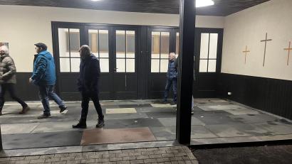 Bild: exa
Die Mitglieder des Bauausschusses machten sich ein Bild vom Innenraum des Leichenhauses, das saniert werden soll.