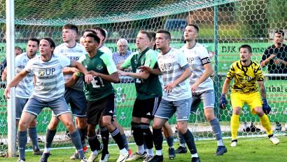 Archivbild: Werner Franken
Die SpVgg SV Weiden (gestreifte Trikots) und die SJK Ammerthal haben in dieser Saison der Bayernliga Nord ihre Punktspiele gegeneinander bereits absolviert. Am Samstag testen sich beide Team vor der in einer Woche beginnenden Rest-Rückrunde gegenseitig.