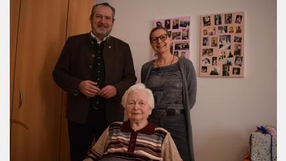 Bild: bnr
Am Sonntag feierte Maria Meier (Mitte) aus Eckendorf ihren 90. Geburtstag. An ihrem Ehrentag gratulierten Nabburgs Bürgermeister Frank Zeitler und Tochter Sonja.