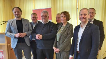 Bild: Franziska Lehmann
Die Caritas hat zwei neue Vorstände. Im Bild von links Vorstandsvorsitzender Michael Trummer, Oberbürgermeister Michael Cerny, Carsten-Armin Jakimowicz, Caritasrat Dr. Wolfram Strack, Birgit Singer-Grimm, Stefan Schmidberger (DiCV Regensburg) und Geistlicher Beirat Josef Irlbacher.
