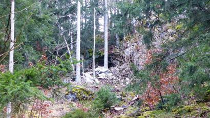 Bild: jp
Die Gefahr ist beseitigt: Die zersprengten Felsbrocken liegen am Boden und in der Felswand klafft ein großes Loch. Der Rest sind Aufräumarbeiten.