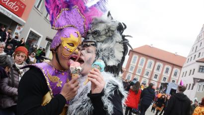 Archivbild: Gabi Schönberger
Ob es am Sonntag beim Neustädter Faschingszug warm genug für ein Eis ist? Der Wetterbericht lässt zumindest auf Sonnenschein hoffen.