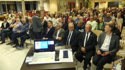 Bild: rn
Die Bürgerversammlung in Eschenbach bescherte den mehr als 150 Besuchern einen langen Abend.