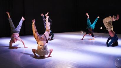 Bild: Tristan Perez-Martin/exb
Nadine Gerspachers Tanztheater "The Age of Aquarium" beleiuchtet das Spannungsfeld zwischen virtueller Nähe und realer Distanz mit eindringlichen Bilder und beeindruckender Körperbeherrschung der fünf Tänzerinnen und Tänzer.