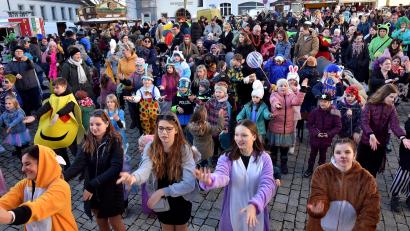 Archivbild: Stephan Huber
So sieht es aus, wenn in Sulzbach-Rosenberg eine Rosenmontagsparty am Luitpoldplatz gefeiert wird. Am Montag, 3. März, ist die Durchfahrt für den Verkehr gesperrt.