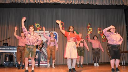 Bild: rgr
Das Frauenbund-Ballett und Kaplan Raveendra tanzten zum "Hüttenauber" auf der Jugendheim-Bühne.