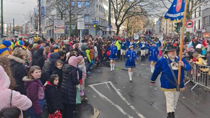 Archivbild: Werner Schulz
Werner Stein (rechts) ist ein Rosenmontags-Veteran des Musikzugs. Zum 46. Mal ist er am Rosenmontag 2025 in Düsseldorf mit dabei. Zum 14. Mal marschiert er als Standartenträger vorneweg.
