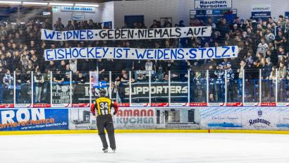Bild: Tobias Neubert
Die Fans der Blue Devils Weiden wussten es bereits Ende November: Aufgeben ist für den Eishockey-Standort kein Thema. Nach monatelangem Existenzkampf ist der Zweitligist seit Donnerstag finanziell gerettet.