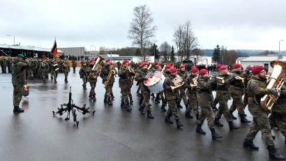 Bild: lg
Das Heeresmusikkorps Veitshöchheim begleitet den Einmarsch der Truppenfahne mit dem Regimentsmarsch. Der stellvertretende Bataillonskommandeur, Oberstleutnant Michael Zweers (links), ist Führer der Gelöbnisaufstellung.