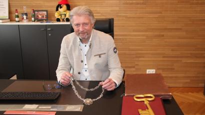 Bild: prh
In den fast 23 Jahren seiner Amtszeit hat Bürgermeister Lothar Müller seine Amtskette zu besonderen Anlässen wie Volkstrauertag, Fronleichnamsprozession, Festumzügen oder Einweihungsfeierlichkeiten getragen. Oft wird er dazu nicht mehr die Gelegenheit haben, denn zur Kommunalwahl 2026 verzichtet er auf eine erneute Kandidatur.