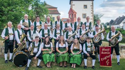 Bild: Musikkapelle Dießfurt/Kurt Meiler/exb
Die Musikkapelle Dießfurt vor dem Dießfurter Wahrzeichen, dem Hammerschloss.