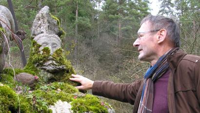 Archivbild: Paul Böhm
Heimatpfleger Schmaußer vor dem skurrilen Steinmal in Malsbach. Das Geheimnis der seltsamen Grotte konnte auch er nicht lüften.