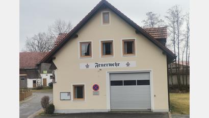 Bild: amö
Das Feuerwehrhaus in Muschenried wartet auf das neue Tragkraftspritzenfahrzeug TSF, das die Wehr erhalten wird.