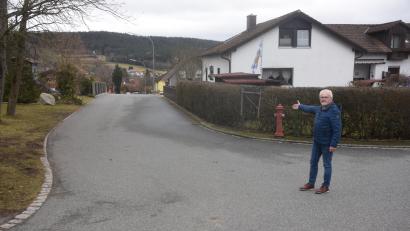 Bild: fz
Organisator Alfred Wulfänger zeigt von der Weidener Straße beim Kfz-Betrieb Würf Richtung Straße "Am Hang". Hier startet am Dienstag, 4. März, der Faschingszug um 14 Uhr.