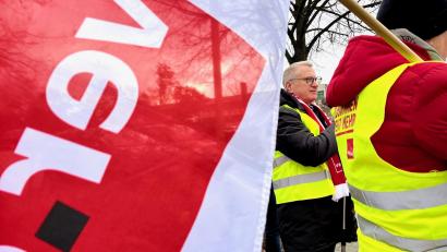 Bild: Gabi Schönberger
Mit dem Warnstreik in Weiden erhöhen die Streikenden den Druck auf die Arbeitgeber.