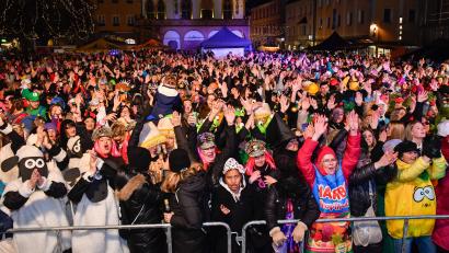 Bild: Petra Hartl
Die Amberger (und viel Auswärtige) lassen sich Weiberfasching nicht vermiesen: Bei der Hexennacht am Donnerstagabend war der Amberger Marktplatz wieder "druckt voll".