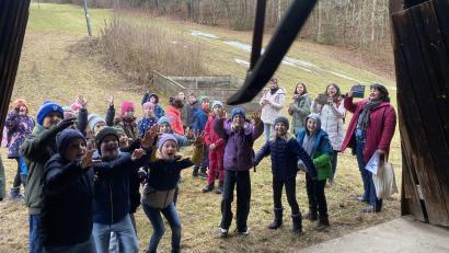 Bild: gri
Obacht, hier kommt der Bügel! Für die Schulkinder schaltet Josef Bauer von der Gemeinde Freudenberg den Skilift ein.