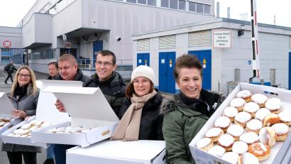 Bild: Peter Ringeisen
Einer der treuen Abnehmer von Krapfen am Unsinnigen Donnerstag ist die Firma Grammer, die der Vorsitzende des Fördervereins der Decker-Schulen, Michael Luig (Dritter von rechts), persönlich belieferte.