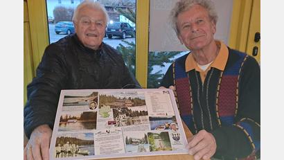 Bild: gis
Peter Preller (rechts) und Armin Kellner (links) plaudern von damals, am Tisch die Collage von Uschi Preller.