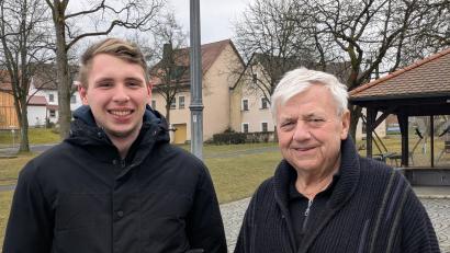 Bild: pz
Lukas Forster und sein Opa Konrad Wifling auf dem Platz vorm Vereinsheim Münchenreuth freuen sich auf den Fosnatzug am Faschingsdienstag.