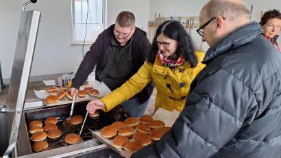 Bild: lep
Nicht zu hell und nicht zu dunkel sollen sie sein, die Faschingskrapfen, die bei der Backaktion entstehen. Mit wachsamen Auge wird deshalb beim Ausbacken das Geschehen in der Fettpfanne beobachtet.