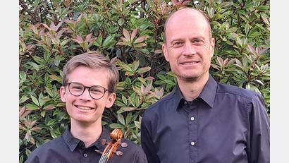 Bild: Kammermusikkreis Waldsassen/exb
Der junge Geiger Clemens Reißenweber wird von seinem Vater Marcus Reißenweber am Klavier begleitet.