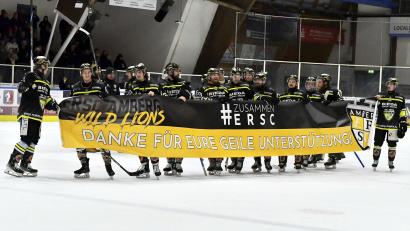Bild: Hubert Ziegler
Die ERSC-Spieler bedanken sich nach dem letzten Spiel bei ihren Fans. Die mussten in dieser Spielzeit auch einige Mal leiden. Am Ende stand aber der sichere Klassenerhalt.