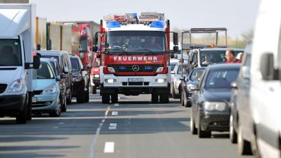 Symbolbild: Jan Woitas/dpa-Zentralbild/dpa
So gehts richtig: Die Autos fahren nach links und rechts, dass die Einsatzfahrzeuge zum Unfallort können.