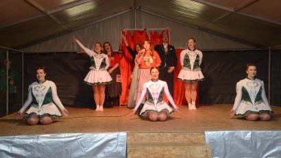 Bild: bey
Die Prinzengarde des Hammerleser Faschingsvereins eröffnete den Abend im Festzelt. Verena Hoch, Präsidentin des Hammerleser Faschingsvereins (Mitte) hieß die Besucher willkommen.