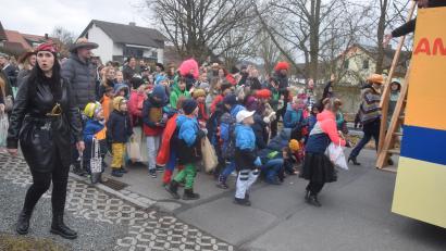 Bild: fz
Süßigkeiten fallen vom Wagen der KLJB – die Kinder sammeln fleißig auf.
