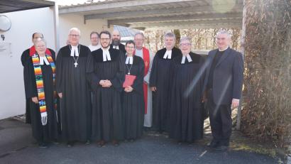 Bild: wel
Regionalbischof Klaus Stiegler (Dritter von links) nimmt die Ordination von Pfarrer Philipp Fischer (Fünfter von links) vor. Dekanin Ulrike Dittner (Siebte von links) führt ihn in die Kirchengemeinde ein.