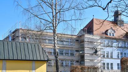Bild: Petra Hartl
Christian Weiß-Mayer, der Leiter des Erasmus-Gymnasiums in Amberg, hält es sogar für möglich, dass die Täter über dieses Gerüst in das Schulhaus eingedrungen sind.