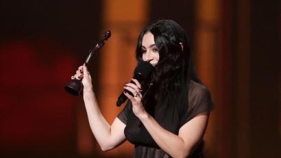 Bild: Scott A Garfitt/Invision/AP/dpa
Charli XCX gewann bei den Brit Awards 2025 gleich fünf Preise.