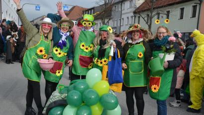 Bild: jr
Gut gelaunte Blumenmädchen des Mitterteicher Gaudiwurms.