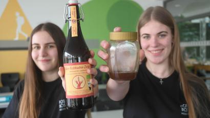 Bild: Gabi Schönberger
Die beiden Fachoberschülerinnen Eva Mitlmeier (links) und Beate Kleber forschten in ihre Seminararbeiten zum Thema Zoigl und beteiligten sich mit ihrem Zoiglkonzentrat sowie alkoholfreiem Zoigl auch am Wettbewerb Jugend forscht.