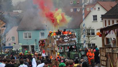 Bild: lep
Beim Faschingszug in Kirchenthumbach ist eine Menge los: Am Straßenrand drängen sich die Massen, um die fantasievollen Wägen zu sehen.