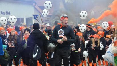 Bild: dob
Viel Aufsehen erregen die Fußballmädels des SV Altenstadt mit ihren Rauchfackeln.
