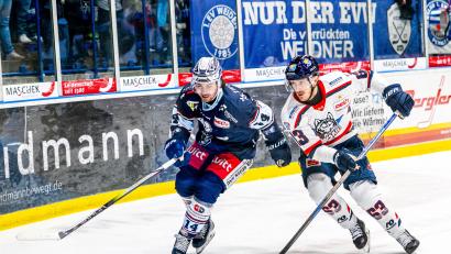Bild: Elke Englmaier
James Hardie (links/ Szene aus dem Freitagspiel gegen Kassel) und die Blue Devils treffen in den Pre-Play-offs auf Bad Nauheim.