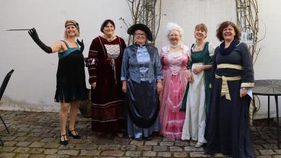 Bild: mfh
900 Jahre Frauenmode: Ein interessanter Streifzug anhand von ausgesuchten Beispielen, was für die Damenwelt in den verschiedenen Epochen en vogue war. Zwei der sechs Protagonistinnen zogen sch mehrmals um.