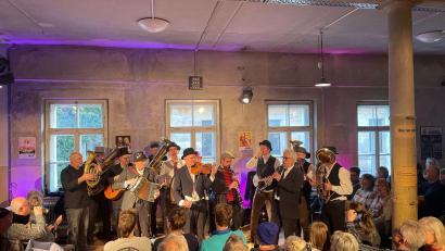 Bild: ge
Im Seidel-Saal ging es noch halbwegs gesittet und musikalisch fehlerlos zu.