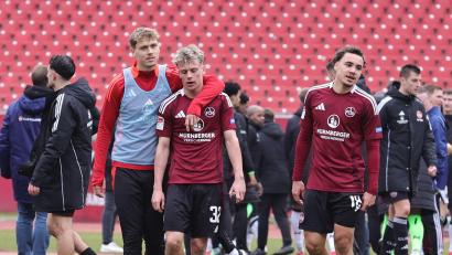 Bild: Wolfgang Zink
Tim Janisch (Mitte, Nummer 32) wird nach dem Spiel gegen Hannover von seinem Teakmollegen Nick Seidel getröstet. Defensivmann Janisch ist der nächste junge Spieler aus dem NLZ.