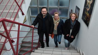 Bild: Stephan Huber
Thomas Bayerl, Stephanie Hölper und Petra Richthammer (von links) sind an Post-Covid erkrankt und leiden zum Teil unter extremer Erschöpfung. Ihr Leben ist nicht mehr dasselbe. Selbst Treppensteigen wird für sie zur Herausforderung.